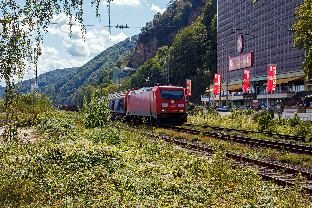 Die 185 285-4 (91 80 6 185 285-4 D-DB) der DB Cargo AG fährt am 02.09.2020 mit einem gemischten Güterzug bei Koblenz-Oberwerth über die Linke Rheinstrecke (KBS 471) in Richtung Koblenz Hbf. Rechts die Koblenzer Brauerei (früher Königsbacher Brauerei).

Die TRAXX F140 AC2 wurde 2007 von  Bombardier in Kassel unter der Fabriknummer 34148 gebaut.
