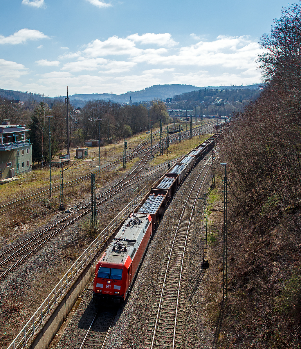 Die 185 371-2 (91 80 6185 371-2 D-DB) der DB Cargo Deutschland AG fährt am 02.04.2021, mit einem offenen Güterzug (Ganzzug mit offenen Güterwagen der Gattung Enos-x, beladen mit Tubing Rohre (Rohre für Bohrgestänge „drill pipe“), durch Betzdorf/Sieg in Richtung Köln.

Die TRAXX F140 AC2 wurde 2009 von Bombardier in Kassel unter der Fabriknummer 34649 gebaut.

Hinten im Rbf Betzdorf ist eine SBB Cargo Re 482 mit einem KV-Zug abgestellt.