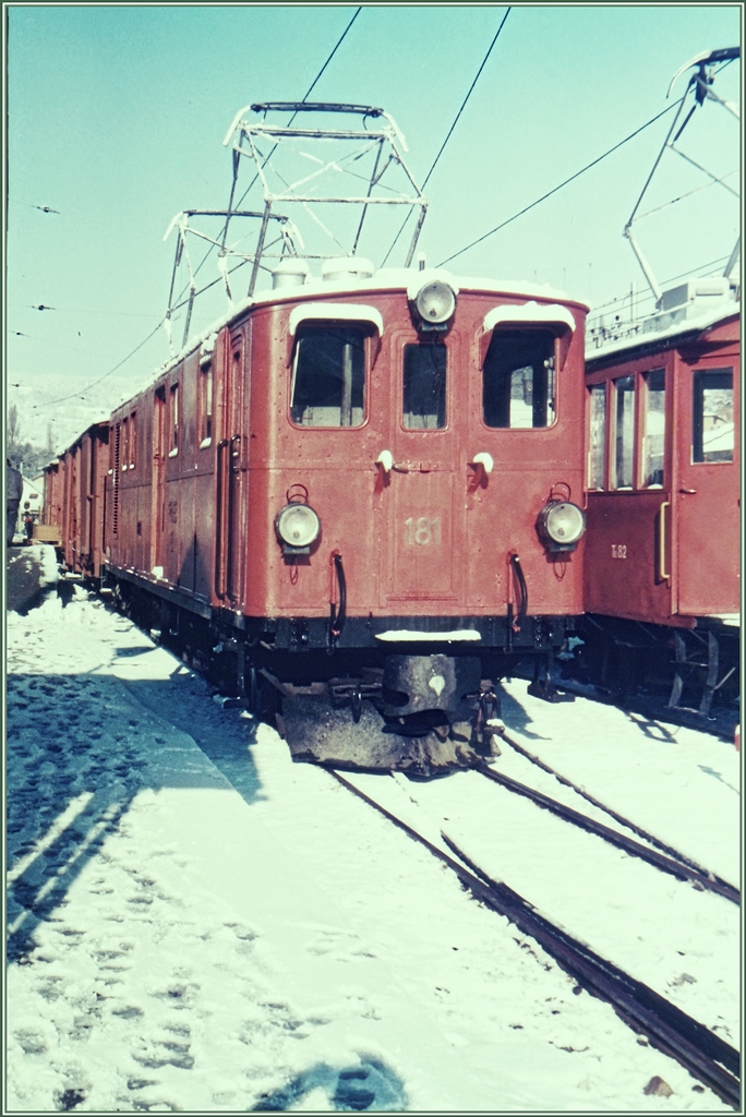 Die 1916 fr die Bernina-Bahn gebaute Ge 6/6 und 1929 zur Ge 4/4 umgebaute  RhB Ge 4/4 181 in Blonay.
Jan. 1986