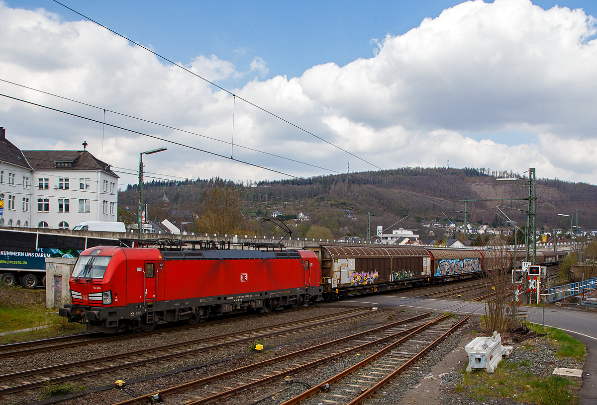 Die 193 355-5 (91 80 6193 355-5 D-DB) der DB Cargo AG fhrt am 14.04.2022 mit einem gemischten Gterzug durch Niederschelden / Niederschelderhtte in Richtung Kln. 

Die Siemens Vectron MS (200 km/h - 6.4 MW) wurden 2018 von Siemens Mobilitiy in Mnchen-Allach unter der Fabriknummer 22478 gebaut, sie hat die Zulassungen fr D/A/CH/I/NL.
