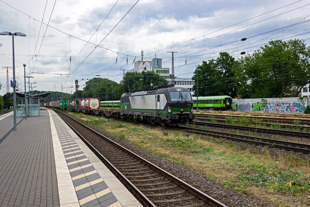 Die 193 739 des Vermieters ell ist am 08.07.21 mit einem Containerzug in K�ln-West auf dem Weg in Richtung S�den.