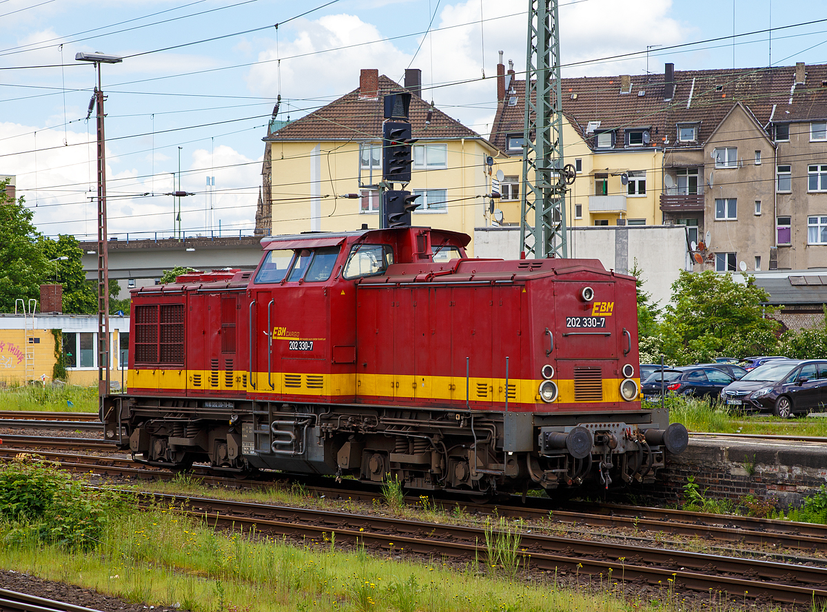 
Die 202 330-7 (98 80 3202 330-7 D-RCCDE) der Rail Cargo Carrier - Germany GmbH (ehem. EBM Cargo), ex DR 110 330-8, ex DR 112 330-6, ist am 20.05.2017 beim Hbf Hagen abgestellt. 

Die V 100.1 wurde 1971 bei LEW (VEB Lokomotivbau Elektrotechnische Werke  Hans Beimler , Hennigsdorf) unter der Fabrik-Nr. 12839 gebaut und als 110 330-8 an die DR geliefert.  Ein Umbau (Remotorisierung) in 112 330-6 erfolgte 1990, 1992 wurde sie dann in DR 202 330-7 umgezeichnet und zum 01.01.1994 lief sie dann als DB 202 330-7 bis sie im Jahr 2000 dort  z-gestellt und ausgemustert wurde. 
Nach vielen Stationen und 3 Farbwechsel kam sie 2011 zur EBM Cargo GmbH (heute Rail Cargo Carrier - Germany GmbH) als 202 330-7. A

ktuell angeschrieben ist die NVR-Nummer 98 80 3202 330-7 D-RCCDE (Klassifizierung Diesel-Rangierlok bis 100 km/h) und nicht wie auf vielen Seiten geschrieben 92 80 1202 330-7 D-RCCDE.