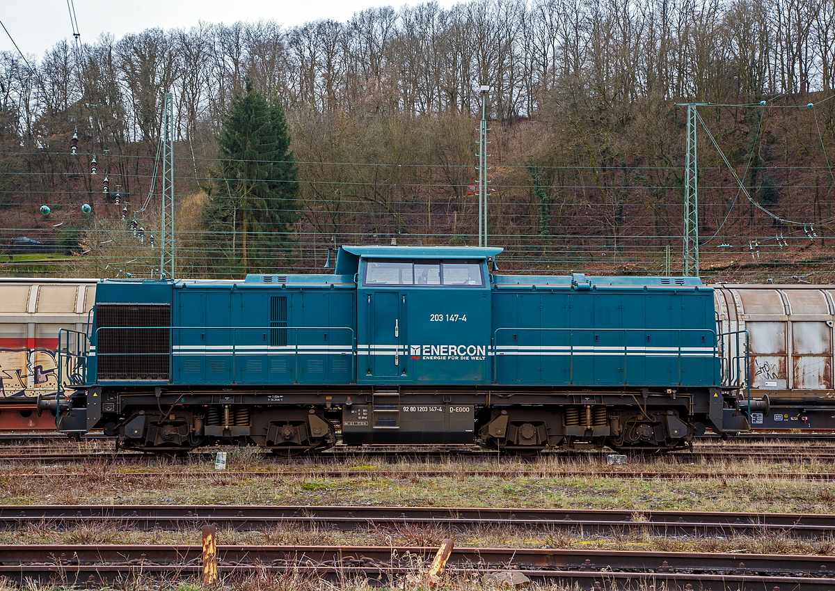 Die 203 147-4 (92 80 1203 147-4 D-EGOO) der e.g.o.o. Eisenbahngesellschaft Ostfriesland-Oldenburg mbH, ex DB 202 357-0, ex DR 112 357-9, ex DR 110 357-1, ist am 22.02.2022 (noch) im Rbf Betzdorf (Sieg) abgestellt.

Die e.g.o.o. Eisenbahngesellschaft Ostfriesland-Oldenburg mbH, war ein ehemaliges Tochterunternehmen des deutschen Windenergieanlagen Herstellers ENERCON GmbH. Zum 1. Dezember 2020 hat die Hermann Bettels GmbH & Co. KG das Auricher Eisenbahnverkehrsunternehmen übernommen. 
 
Die Diesellok ein  DR V 100.1 wurde 1971 von LEW (VEB Lokomotivbau Elektrotechnische Werke „Hans Beimler“, Hennigsdorf) unter der Fabriknummer 12866 gebaut und als DR 110 357-1an die Deutsche Reichsbahn ausgeliefert. 1984 erfolgte bereits eine Remotorisierung und 1987 die Umzeichnung in DR 112 357-9. Zum 01.01.1992 erfolgte die Umzeichnung in DR 202 357-0 und zum 01.01.1994 dann DB AG. Die Ausmusterung bei der DB erfolgte 1999. Im Jahre 1999 ging sie an die SFZ - Schienenfahrzeugzentrum Stendal. Von der ALS - ALSTOM Lokomotiven Service GmbH in Stendal erfolgte dann 2002 der Umbau gemäß Umbaukonzept  BR 203.1  in die heutige 203 147-4. Im Jahr  2008  wurde sie an die e.g.o.o. Eisenbahngesellschaft Ostfriesland-Oldenburg mbH in Aurich  verkauft, wo sie erst als V 100 e.g.o.o. 001 Freya Fresena“ (92 80 1203 147-4 D-ECAU) geführt wurde. Nach der Umlackierung 2011 durch die ALS in Stendal erfolgte die Umzeichnung in 203 147-4 (92 80 1203 147-4 D-EGOO).


TECHNISCHE DATEN:
Spurweite: 1.435 mm (Normalspur)
Achsanordnung: B'B'
Länge über Puffer: 14.240mm
Radsatzabstand im Drehgestell: 2.300mm
Drehzapfenabstand: 7.000mm
Höhe über SO: 4.255mm
Dienstgewicht: 69 t

Motor: 12-Zylinder CATERPILLAR-Dieselmotor mit Direkteinspritzung, Abgasturbolader und Ladeluftkühlung, vom Typ CAT 3512 DI-TA
Motorleistung: 1.305 kW (1.774 PS)
Nenndrehzahl: 1.800 U/min
Hubraum: 51,8 Liter (Bohrung-Ø 170 x Hub 190 mm)
Motorgewicht: 6.537 kg

Getriebe: Voith Strömungsgetriebe GSR 30/5,7
Leistungsübertragung: dieselhydraulisch
Anfahrzugkraft: 207 kN
Höchstgeschwindigkeit: 100 km/h
Kleinste Dauerfahrgeschwindigkeit: 11,1 km/h
Kleinster befahrbarer Gleisbogenradius: 80m