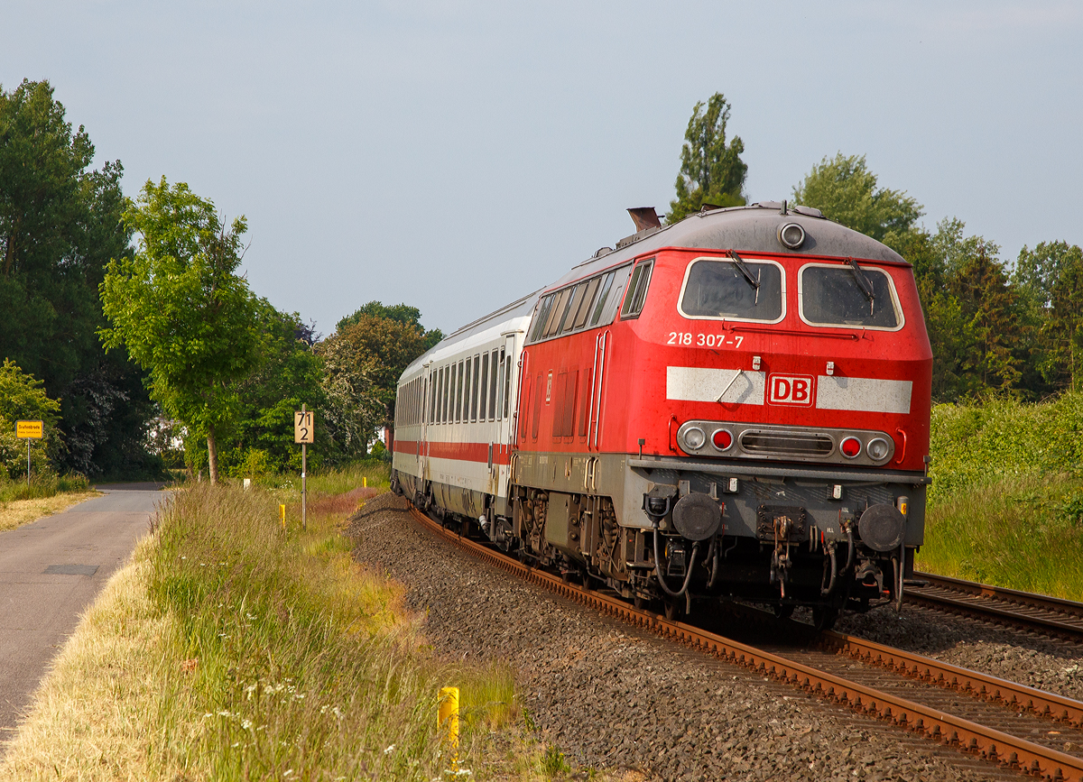 
Die 218 307-7 der DB Fernverkehr AG (92 80 1218 307-7 D-DB) schiebt den IC 2327 (Fehmarn-Burg - Lübeck - Hamburg - Köln Hbf 15:53 - Frankfurt(Main)Hbf - Nürnberg - Passau) am 13.06,2015 Steuerwagen voraus durch Großenbrode, auf der „Vogelfluglinie“  Lübeck–Puttgarten (KBS 141), bei km 71,2 in Richtung Lübeck.