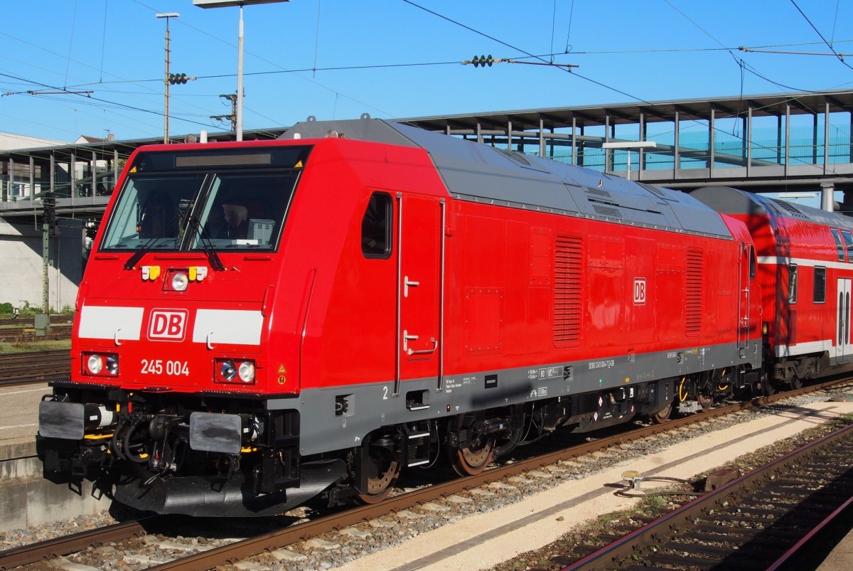 Die 245 004-7 steht in Ulm mit einem Doppelstockzug abfahrbereit nach Oberstdorf. Am Zugende steht 245 007-0. Die Loks wurden mit dem Zug ab Oktober 2014 auf der Illertalstrecke eingesetzt, inzwischen jedoch wieder durch 612-Einheiten ausgetauscht. Das Foto entstand in Ulm beim Umsteigen mit einem Zeitfenster von ca. 5 Minuten am 09.10.2014.