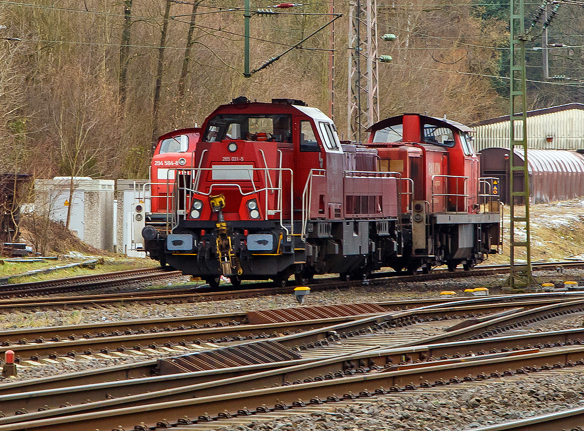 Die 265 031-5 (92 80 1265 031-5 D-DB), eine Voith Gravita 15L BB der DB Cargo Deutschland AG, abgestellt am 08.01.2022 in Kreuztal bei der Langenauer Brücke. Daneben bzw. dahinter je eine remotorisierte V 90 (BR 294).

Die Lok wurde 2013 von Voith in Kiel unter der Fabriknummer L04-18032 gebaut und an die DB Schenker (heute DB Cargo Deutschland AG) geliefert. 

Die vierachsigen dieselhydraulischen Lokomotiven vom Typ Gravita 15L BB (BR 265) haben einen Leistung von 1.800 kW und habe somit 800 kW mehr Leistung als eine Gravita 10 BB (BR 261). Zudem sind sie über 1m länger als die kleine Schwester.

TECHNISCHE DATEN:
Spurweite:  1.435 mm
Länge über Puffer: 16.860 mm
Drehzapfenabstand: 8.200 mm
Drehgestell-Mittenabstand: 2.400 mm
größte Breite: 3.075 mm
größte Höhe über SOK: 4.273 mm
Raddurchmesser neu: 1.000 mm
kleinster bef. Gleisbogen: 80 m
Eigengewicht: 84 t
Kraftstoffvorrat: 5.000 l
Motor: V-12-Zylinder-Dieselmotor  MTU 12V 4000 R43
Leistung: 1.800 kW bei 1.800 U/min
Getriebe: Voith L 5r4 zseU2
Anfahrzugkraft: 270 kN
Höchstgeschwindigkeit: 100 km/h
Tankvolumen: 5.000 l
Gebaute Stückzahl:  36