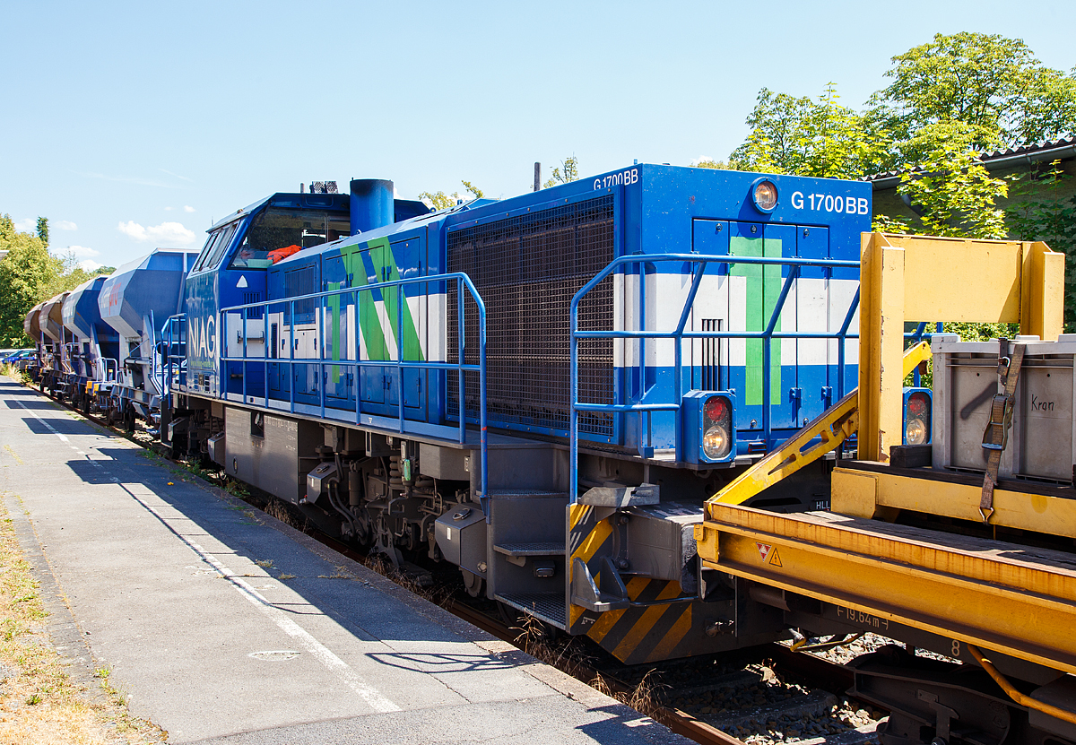 
Die 277 804-1 (92 80 1277 804-1 D-NIAG), eine Vossloh G 1700-2 BB, der NIAG - Niederrheinische Verkehrsbetriebe AG wartet am 15.07.2018 mit einem Schwellenzug der Schweerbau in Au (Sieg) auf den Einsatz. 