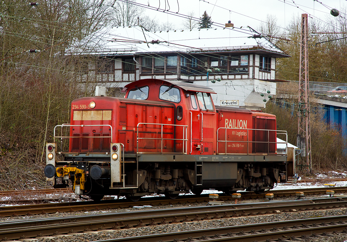 Die 294 590-5 (98 80 3294 590-5 D-DB), ex DB 294 090-6, ex DB 290 090-0, eine remotorisierte V90, der DB Cargo Deutschland AG am 14.01.2021 in Kreuztal vor dem ehemaligen Reiterstellwerk Kreuztal Fahrdienstleiter (Kf). 

Die V 90 wurde 1968 bei Deutz unter der Fabriknummer 58320 gebaut und als 290 090-0 an die DB geliefert. 1998 erfolgte der Umbau auf Funkfernsteuerung und Umzeichnung in 294 090-6.

Die Remotorisierung mit einem MTU-Motor 8V 4000 R41, Einbau  einer neuen Lüfteranlage, neuer Luftpresser und Ausrüstung mit dem Umlaufgeländer erfolgten 2007 bei der DB Fahrzeuginstandhaltung GmbH im Werk Cottbus. Daraufhin erfolgte die Umzeichnung in 294 294 590-5. 