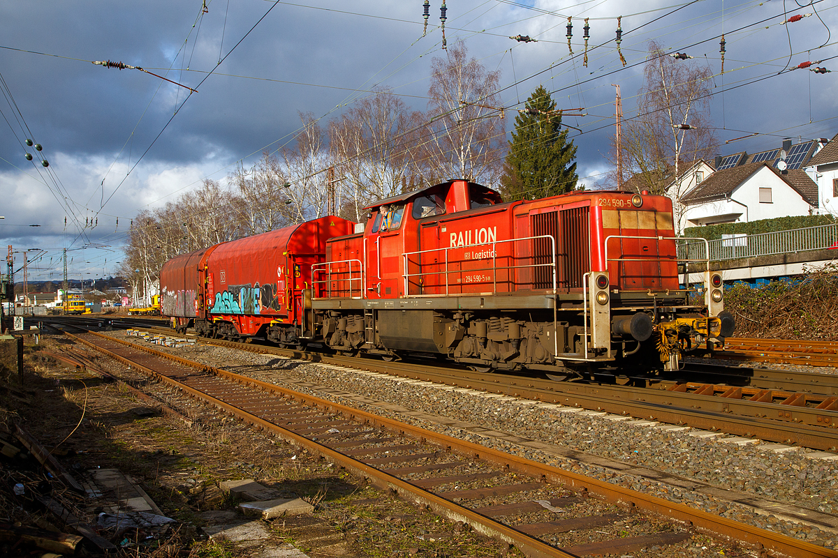 Die 294 590-5 (98 80 3294 590-5 D-DB), ex DB 294 090-6, ex DB 290 090-0, eine remotorisierte V90, der DB Cargo Deutschland AG drck am 04.02.2021 einen Coilzug vom Rbf Kreuztal in Richtung Kreuztal-Eichen.

Die V 90 wurde 1968 bei Deutz unter der Fabriknummer 58320 gebaut und als 290 090-0 an die DB geliefert. 1998 erfolgte der Umbau auf Funkfernsteuerung und Umzeichnung in 294 090-6.

Die Remotorisierung mit einem MTU-Motor 8V 4000 R41, Einbau einer neuen Lfteranlage, neuer Luftpresser und Ausrstung mit dem Umlaufgelnder erfolgten 2007 bei der DB Fahrzeuginstandhaltung GmbH im Werk Cottbus. Daraufhin erfolgte die Umzeichnung in 294 590-5.  