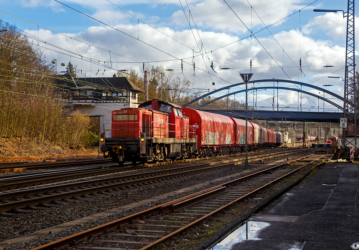 Die 294 813-1 eine remotorisierte V 90 der DB Cargo AG fährt am 04.02.2021 mit einem Coilzug vom Rbf Kreuztal in Richtung Kreuztal-Ferndorf.

Die Lok wurde 1972 bei Henschel gebaut (Fabr.-Nr. 31582 ), 2007 erfolgte die Remotorisierung mit MTU-Motor 8V 4000 R41 und Umbezeichnung.