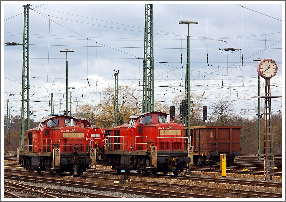 Die 294 840-4 (ex DB 290 340-9)  und 294 656-4 (ex DB 290 156-9), zwei remotoriesierte V 90, der  DB Schenker Rail Deutschland AG abgestellt am 15.02.2014 in Wetzlar. Versteckt dahinter die 260 503-8 (eigentlich 261 003-8) eine Voith Gravita 10 BB der northrail vermietet an die  DB Schenker Rail Deutschland AG.

Die 294 840-4 wurde 1973 bei MaK in Kiel unter der Fabriknummer 1000615 gebaut und als 290 340-9 an die DB geliefert, 1997 erfolgte der Umbau auf Funkfernsteuerung und umbezeichnung in 294 340-5. Die Remotorisierung mit einem MTU-Motor 8V 4000 R41, Einbau einer neuen Lüfteranlage, neuer Luftpresser und Ausrüstung mit dem Umlaufgeländer erfolgten 2006 bei der DB Fahrzeuginstandhaltung GmbH im Werk Cottbus, daraufhin erfolgte die Umzeichnung in 294 840-4. Seit 2007 trägt sie die NVR-Nummer 98 80 3294 840-4 D-DB.

Die 294 656-4 wurde 1969 bei MaK in Kiel unter der Fabriknummer 1000487 gebaut und als 290 156-9 an die DB geliefert, 2004 erfolgte der Umbau auf Funkfernsteuerung und umbezeichnung in 294 156-5. Im Jahr 2007 bekam sie die NVR-Nummer 98 80 3294 156-5 D-DB. Die Remotorisierung mit einem MTU-Motor 8V 4000 R41, Einbau einer neuen Lüfteranlage, neuer Luftpresser und Ausrüstung mit dem Umlaufgeländer erfolgten erst 2009 bei der DB Fahrzeuginstandhaltung GmbH im Werk Cottbus, daraufhin erfolgte die Umzeichnung in 294 656-4. Seit dem trägt sie die NVR-Nummer 98 80 3294 656-4 D-DB.
