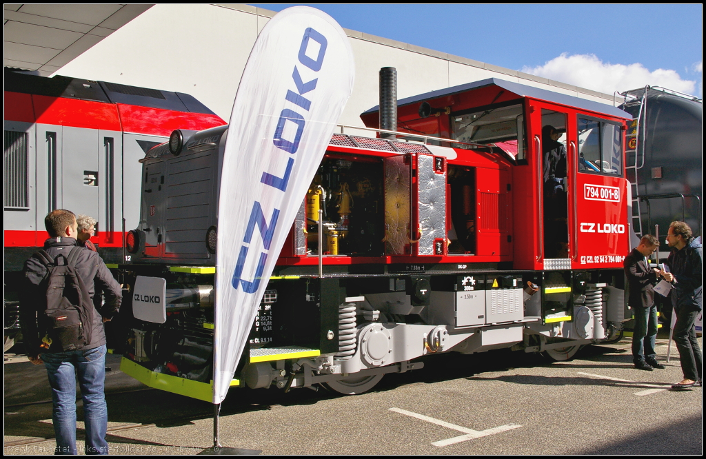 Die 794 001-8 ist eine zweiachsige Dieselrangier-Lokomotive des tschechischen Herstellers CZ LOKO. Die Lok war zur InnoTrans 2014 in Berlin ausgestellt (NVR-Nummer CZ CZL 92 54 2 794 001-8, was jedoch falsch ist. Da die Lok nur eine H�chstgeschwindigkeit von 60 km/h hat, m�sste es 98 54.. lauten)
<br><br>
Technische Daten: Angetriebene Achsen 2, max. Geschwindigkeit 60 km/h, Dieselmotor CAT C13, Leistung 328 kW, Gewicht total 32t
<br><br>
Webseite (english): http://www.czloko.cz/en/locomotives/locomotive-class-794.html