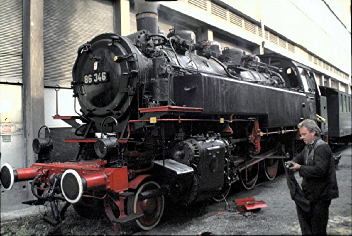 Die 86 346 der Ulmer Eisenbahnfreunde in der  Au�enstelle  bei Petit Rousselle in Frankreich nahe der Grenze zum Saarland im September 1992. Die Lok wird f�r Museumsfahrten vorbereitet.