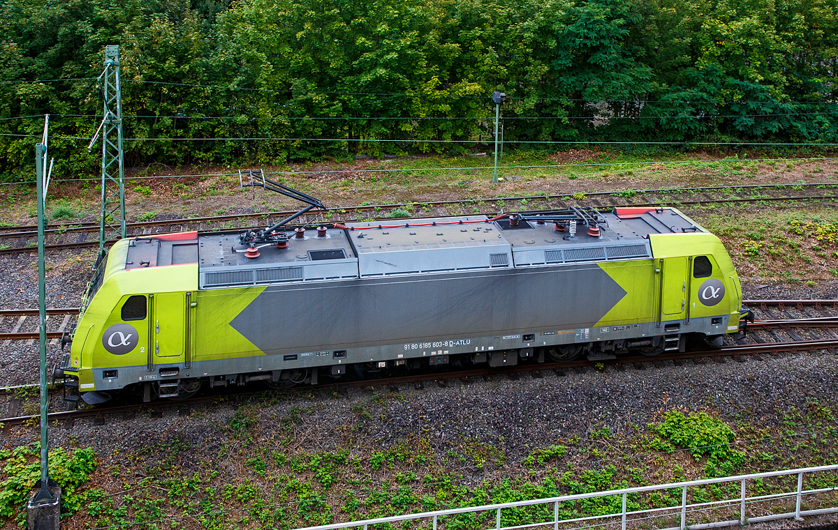 Die α 185 603-8 (91 80 6185 603-8 D-ATLU) der Alpha Trains Luxembourg S.à.r.l., ex RHC 2061(91 80 6185 603-8 D-RHC), ex HGK 2061, rangiert am 20.09.2021 beim Stellwerk Betzdorf/Sieg Fahrdienstleiter (Bf).

Die TRAXX F140 AC2 wurde 2008 von Bombardier in Kassel unter der Fabriknummer 34212 gebaut. Sie hat die Zulassungen für Deutschland, Österreich und die Schweiz.
