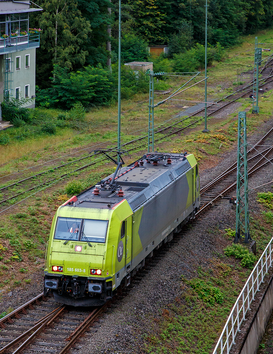 Die α 185 603-8 (91 80 6185 603-8 D-ATLU) der Alpha Trains Luxembourg S.à.r.l., ex RHC 2061(91 80 6185 603-8 D-RHC), ex HGK 2061, rangiert am 20.09.2021 beim Stellwerk Betzdorf/Sieg Fahrdienstleiter (Bf).

Die TRAXX F140 AC2 wurde 2008 von Bombardier in Kassel unter der Fabriknummer 34212 gebaut. Sie hat die Zulassungen für Deutschland, Österreich und die Schweiz.
