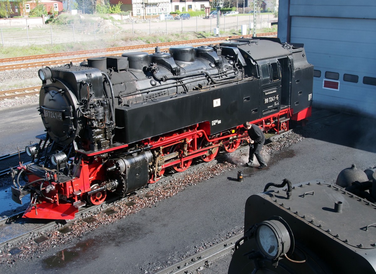 Die 99 7241-5 der HSB wird für dennächsten Einsatz vorberietet und geölt, im Bw Werningerode am 29.04.2015. In der rechten, unteren Bildecke ist der Mischvorwärmer der 99 7235-7 zu sehen, möglich ist es durch den sehr guten Service der HSB mit einer Aussichtplattform.
