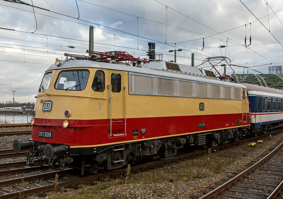
Die AKE E10 1309 (91 80 6113 309-9 D-TRAIN) der Train Rental International GmbH mit n-Wagen als National Express Verstärker des RE 1  Nordrhein-Westfalen-Express  Dortmund Hbf – Köln Hbf, erreicht am 22.12.2018 den Hauptbahnhof Köln.

Die Lok, eine sogenannte „Bügelfalten“ E10.12 mit Henschel-Schnellfahrdrehgestellen für dem TEE Rheingold bzw. TEE Rheinpfeil, wurde 1963 von Krauss-Maffei in München-Allach unter der Fabriknummer 19014 gebaut (der elektrische Teil ist von Siemens) und an die Deutschen Bundesbahn als E10 1309 geliefert. Mit der Einführung des EDV-gerechte Nummernsystems erfolgte zum 01.01.1968 die Umzeichnung in DB 112 309-0. Nach der deutschen Wiedervereinigung und dem darauffolgenden Vereinigung der beiden deutschen Staatsbahnen (DB und DR) wurde sie zum 01.01.1991 in DB 113 309-9 umgezeichnet und fuhr so bis zur Ausmusterung und Verkauf im Jahr 2014.


TECHNISCHE DATEN:
Spurweite: 1.435 mm
Achsformel: Bo’Bo’
Länge über Puffer: 16.440 mm
Drehzapfenabstand:  7.900 mm
Achsabstand im Drehgestell:  3.400 mm
Dienstgewicht: 85,0 t
Höchstgeschwindigkeit: 160 (zeitweise 120 km/h)
Stundenleistung: 3.700 kW (kurzzeitig bis 6.000 kW)
Dauerleistung: 3.620 kW
Anfahrzugkraft: 275 kN
Treibraddurchmesser: 1.250 mm
Stromsystem:  15 kV 16 ⅔ Hz ~
Anzahl der Fahrmotoren: 4
Antrieb: Gummiringfeder
Bremse: mehrlösige Knorr-Einheits-Druckluftbremse, Zusatzbremse, fremderregte elektrische Widerstandsbremse (max. Bremsleistung 2.000 kW, Dauerleistung 1.200 kW)