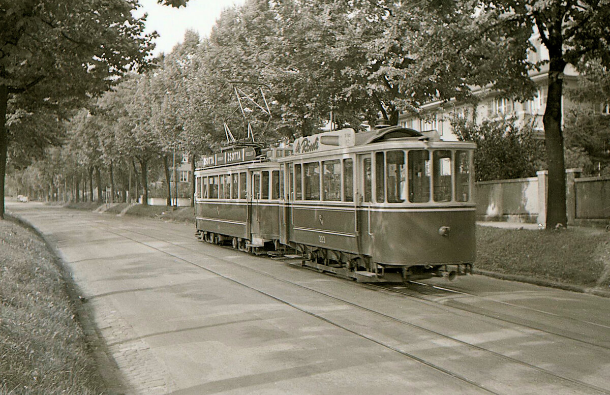 Die alten Berner Zweiachs-Anhänger: Ersatzwagen von 1934-36: Die ersten geschlossenen Anhänger entstanden 1905 als 121-126 (ab 1913: 221-226). Diese waren eng und klein und wurden deshalb 1934-36 durch Wagen in der Standardausführung (238-257) ersetzt, die ganze 1,25 Meter länger waren. Unklar bleibt, ob diese 6 Wagen 221-226 ganz neue Fahrzeuge waren, oder ob bestimmte Teile der alten Wagen auf einem verlängerten Untergestell weiterverwendet wurden. Im Bild Wagen 223 kurz vor der Endstation Brückfeld, 21.September 1965. Wagen 223 wurde 1972 abgebrochen.  