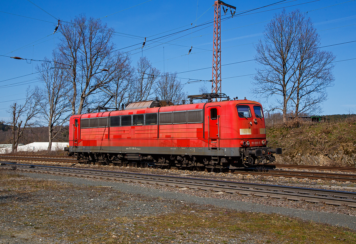 Die an die DB Cargo AG vermietete Railpool 151 099-9 (91 80 6151 099-9 D-Rpool), fährt am 30.03.2021 als Lz durch Rudersdorf (Kr. Siegen) über die Dillstrecke (KBS 445) in Richtung Dillenburg. Da dachte ich schon: „Da stimmt wohl was weiter unten nicht“, denn die Lok fährt hier recht langsam eigentlich am falschen Gleis (Linksverkehr). Und so war es auch wie auf dem nächsten Bild zusehen.