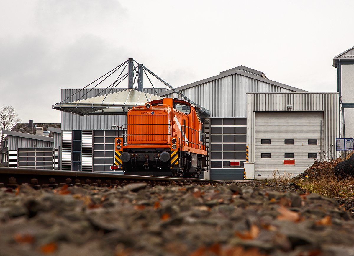 Die an die HERING Bahnbau (Burbach) vermietete 291 972-8 (98 80 3291 972-8 D-NRAIL) eine Sonderbauart MaK G 1600 BB der Northrail (Hamburg) ist am 20.12.2020 auf dem Betriebshof der Westerwaldbahn (WEBA) auf der Bindweide bei Steinebach/Sieg.