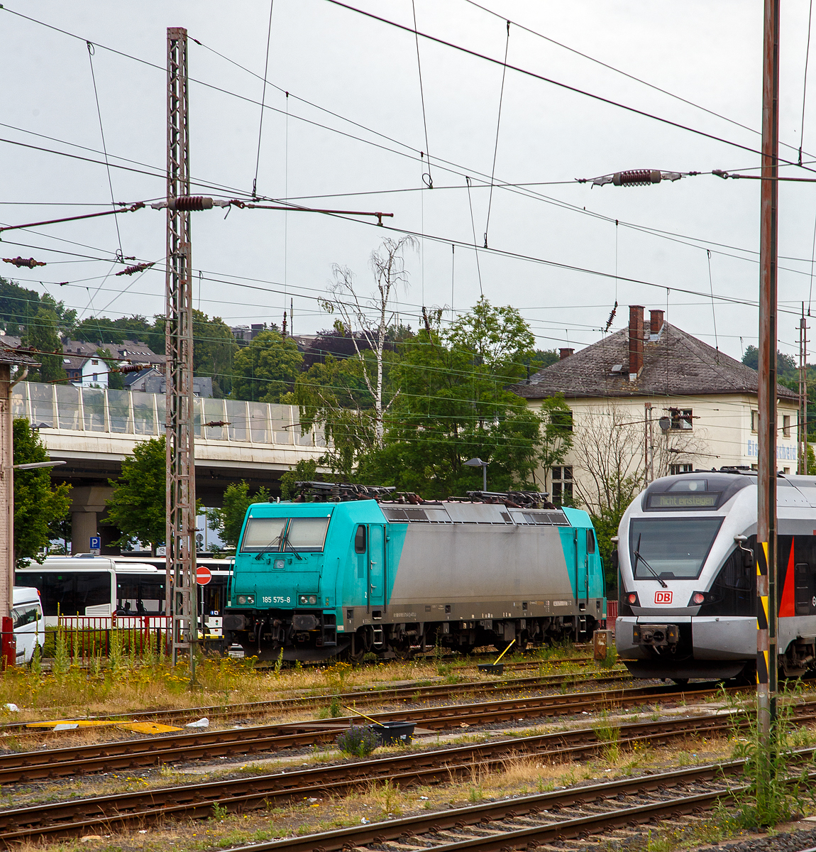 Die an die HLG - Holzlogistik und Güterbahn GmbH (Bebra) vermietete 185 575-8 (91 80 6185 575-8 D-ATLU) der Alpha Trains ist 28.06.2022 beim Hbf Siegen abgestellt.

Die TRAXX F140 AC2 wurde 2006 von Bombardier in Kassel unter der Fabriknummer 34136 gebaut. Sie hat die Zulassung für Deutschland, Österreich und die Schweiz (D/A/CH), daher hat sie auch vier Stromabnehmer.