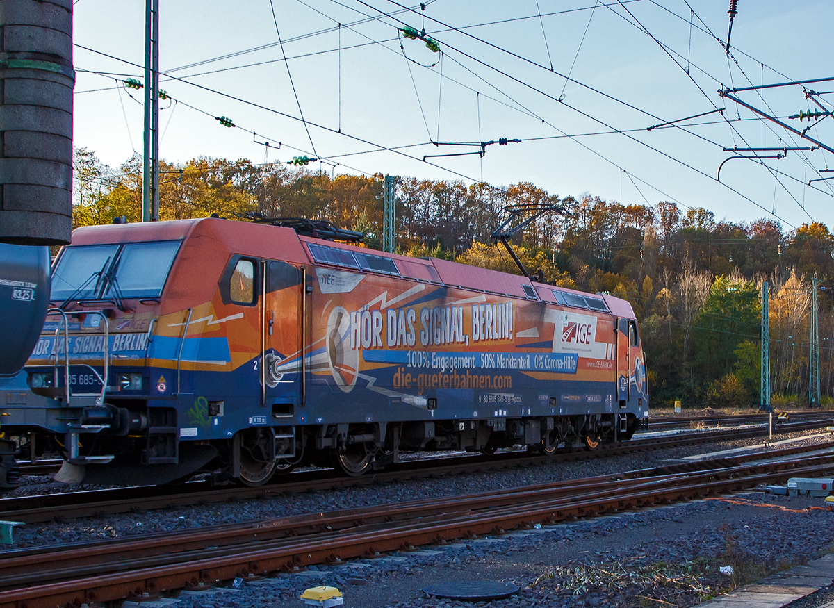 Die an die IGE - Internationale Gesellschaft fr Eisenbahnverkehr GmbH (Hersbruck) vermietete Railpool 185 685-5 (91 80 6185 685-5 D-Rpool) mit Werbung „Hr das Signal, Berlin - 100% Engagement - 50% Marktanteil - 0% Corona-Hilfe“ vom Netzwerk Europischer Eisenbahnen e.V., fhrt am 09.11.2021 mit einem sehr sehr lagen Kesselwagenzug durch Betzdorf (Sieg) in Richtung Kln.

Die TRAXX F140 AC2 wurde 2010 von Bombardier in Kassel unter der Fabriknummer 34729 gebaut. Sie hat die Zulassung fr Deutschland, sterreich, Schweden und Norwegen.

Ein Meilenstein fr die ffentliche Wahrnehmung der leistungsfhigen Gterbahnen im Netzwerk Europischer Eisenbahnen (NEE) war am 28. September 2020 die Fahrt eines fast 400 Meter langen Zuges aus 21 modernen Lokomotiven durch die Hauptstadt. Mit Hilfe der Signalhrner sorgten die Lokfhrer an verschiedenen Stellen fr groe Aufmerksamkeit. Dass die nicht zur DB gehrenden Gterbahnen bereits deutlich mehr als die Hlfte des bundesweiten Schienengterverkehrs bewltigen und weiter wachsen wollen, wurde ebenso mit Nachdruck ffentlich herausgestellt, wie die Forderung der Gleichbehandlung bei Corona-Hilfen mit den DB-Gterbahnen.

Man muss aber auch wissen wem die DB AG gehrt, sie gehrt immer noch dem deutschen Volke, nicht der Regierung oder sonst einem.
