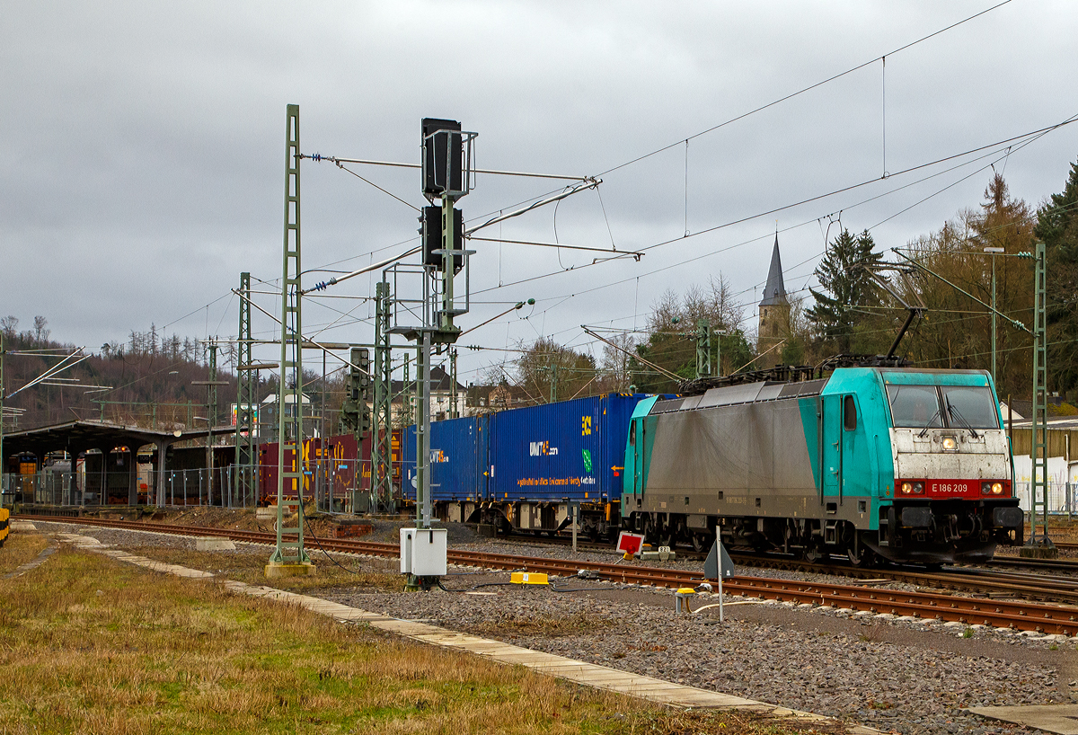 Die an die LINEAS Group NV/SA vermietete E 186 209 (91 88 7186 209-3 B-ATLU) der Alpha Trains Belgium NV/SA, ex Cobra 2817, fährt am 05.01.2022 mit einem sehr langen KLV-Zug durch Betzdorf/Sieg in Richtung Köln.

Die Bombardier TRAXX F140 MS  wurde 2008 von Bombardier in Kassel unter der Fabriknummer 34395 gebaut und an die ATC - Angel Trains Cargo NV/SA (Antwerpen) ausgeliefert. Die Multisystemlokomotive hat die Zulassungen bzw. besitzt die Länderpakete für Deutschland, Österreich, Belgien und die Niederland (D/A/B/NL).

Lebenslauf und Bezeichnungen der Lok:
• Von 2008 bis 2010 NMBS /SNCB - Nationale Maatschappij der Belgische Spoorwegen / Société Nationale des Chemins de Fer Belges / Nationale Gesellschaft der Belgischen Eisenbahnen als 2817 (91 88 7186 209-3 B-B) bzw. Cobra 2817, später B Logistics NV/SA, ab LINEAS Group NV/SA. 
• Von 2018 bis 2020 fuhr sie als E 186 209 (91 88 7186 209-3 B-XRAIL) für die Crossrail Benelux N.V.
• Seit Februar 2021 fährt sie nun wieder für die LINEAS Group

Die Traxx F140 MS gehört zur dritten Traxx-Generation, in Deutschland wird sie als Baureihe 186 bezeichnet. Es handelt sich dabei grob betrachtet um eine Weiterentwicklung der Traxx F140 MS2, also eine Viersystemlok für Wechsel- und Gleichstromsysteme mit 5.600 kW Nennleistung, die Drehgestelle und Antriebe wurden nochmals verbessert, so dass mit dem Tatzlagerantrieb erstmals eine reguläre Höchstgeschwindigkeit von 160 km/h erreicht werden kann. Auch die BR 186 ist mit verschiedenen Länderpaketen erhältlich. 

Geht man nach der Herstellerbezeichnung, handelt es sich bei der BR 186 um eine Güterzuglok, jedoch ist sie dank ihrer nachträglich für genehmigte Höchstgeschwindigkeit von 160 km/h auch für Einsätze im Personenverkehr geeignet. Trotz der Geschwindigkeitserhöhung hat die Baureihe die  140  in der Bezeichnung Traxx F140 behalten. In Polen und Österreich darf weiterhin nur bis zu 140 km/h schnell gefahren werden, diese Lok darf in auch nur 140 km/h fahren.

Technische Daten:
Spurweite: 1.435 mm
Umgrenzungsprofil: UIC 505-1
Achsanordnung: Bo’Bo’
Länge über Puffer: 18.900 mm
Max. Breite des Lokkastens: 2.977 mm
Höhe über Stromabnehmer: 4.283 mm
Drehgestellmittenabstand: 10.440 mm
Radsatzabstand im Drehgestell: 2.600 mm
Dienstmasse: ca. 86 t (abhängig von Länderpaketen)
Radsatzlast :21.5 t
Antriebssystem: Tatzlagerantrieb
Anzahl Fahrmotoren: 4
Max. Leistung: 5.600 kW
Max. Anfahrzugkraft: 300 kN
zul. Höchstgeschwindigkeit in D und A: 140 km/h
zul. Höchstgeschwindigkeit in B und NL: 160 km/h
Netzspannungen: 25 kV AC 50 Hz, 15 kV AC 16,7 Hz, 3 kV und 1,5 kV DC