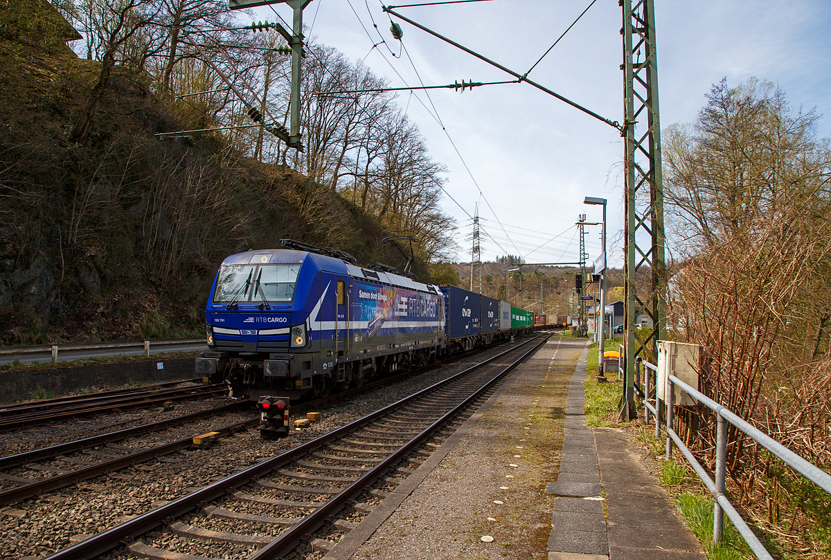 Die an die RTB CARGO GmbH / RATH FLEET B.V. vermietete Siemens Vectron MS 193 791 (91 80 6193 791-1 D-ELOC) „Samen door Europa“  der ELL - European Locomotive Leasing (Wien) fährt am 12.04.2022, mit einem Containerzug durch Scheuerfeld (Sieg) in Richtung Siegen.

Die Siemens Vectron MS -193 791 wurde 2018 von Siemens Mobilitiy in München-Allach unter der Fabriknummer 22496 gebaut. Sie hat die Zulassungen für D/A/H/PL/CZ/SK/RO/NL. 
