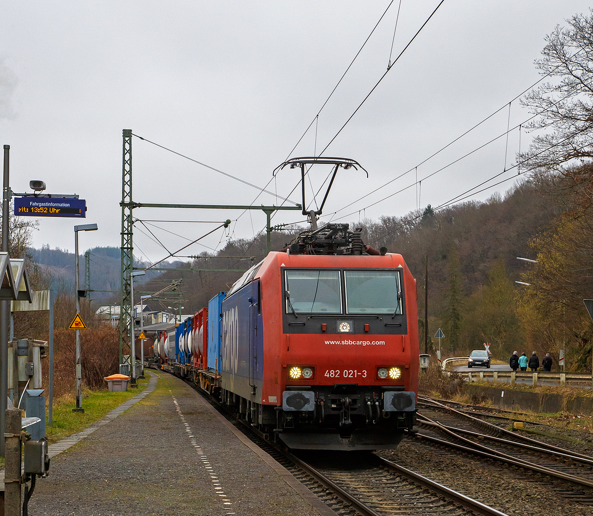 Die an die TX Logistik AG vermietete Re 482 021-3  (91 85 4482 021-3 CH-SBBC) der SBB Cargo AG fährt am 15.01.2022, mit einem HUPAC-KLV/Container-Zug durch Scheuerfeld (Sieg)  in Richtung Köln.

Die TRAXX F140 AC1 wurde 2003 von Bombardier in Kassel unter der Fabriknummer 33578 gebaut und an die SBB Cargo AG geliefert. Sie hat die Zulassungen und Zugbeeinflussungssysteme für die Schweiz und Deutschland.