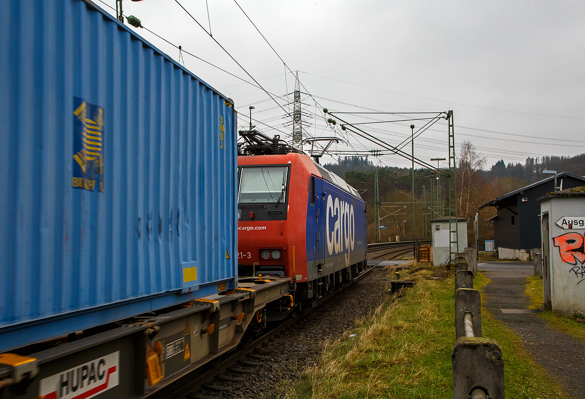 Die an die TX Logistik AG vermietete Re 482 021-3  (91 85 4482 021-3 CH-SBBC) der SBB Cargo AG fährt am 15.01.2022, mit einem HUPAC-KLV/Container-Zug durch Scheuerfeld (Sieg)  in Richtung Köln.

Die TRAXX F140 AC1 wurde 2003 von Bombardier in Kassel unter der Fabriknummer 33578 gebaut und an die SBB Cargo AG geliefert. Sie hat die Zulassungen und Zugbeeinflussungssysteme für die Schweiz und Deutschland.