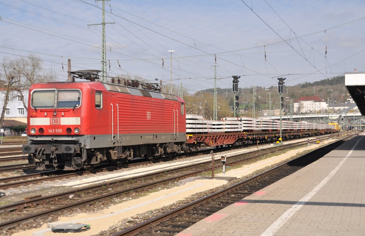 Die Bahn investiert und renoviert Strecken. Hier steht eine 143 555 mit einem Schwellenzug in Ulm. Allerdings kommt die 143 555 nicht zum Einsatz, sondern eine 248 057 von Siemens Vectron wurde vom Zugende umgesetzt und zieht den Zug aus dem Bahnhof.
Am Ende des Schwellenzuges hängt noch ein Turmtriebwagen DB 708 332 Netz Instandhaltung 99 80 9 436 840-6 D-DB.
Ob es sich um Neuzugänge beim Alpha Trains Unternehmen handelt bleibt Spekulation. Vielleicht kennt jemand die Auflösung?