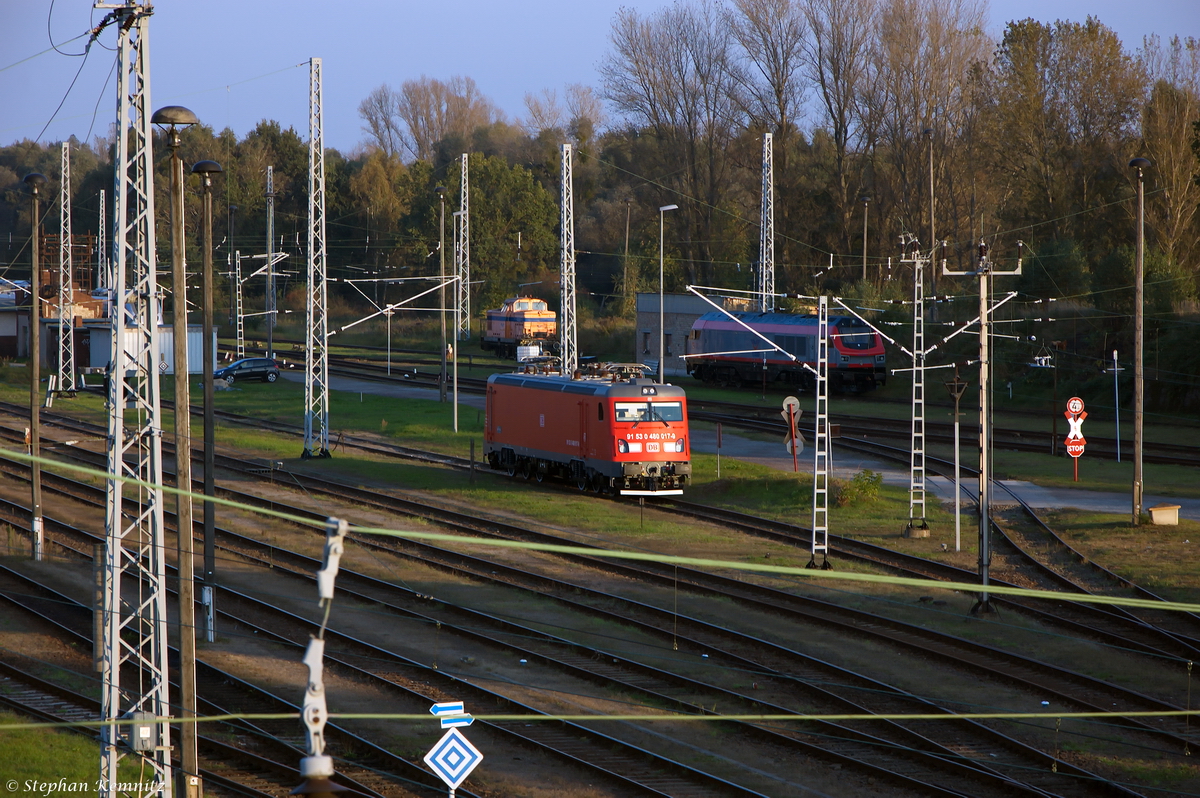 Die bei der InnoTrans 2014 in Berlin ausgestellt Softronic's Trans Montana (91 53 0480 017-9) sonnte sich in der Abendsonne im Wustermarker Rangierbahnhof. 04.10.2014 (Fotostandpunkt war auf der Fussgängerbrücke in Elstal gewesen)