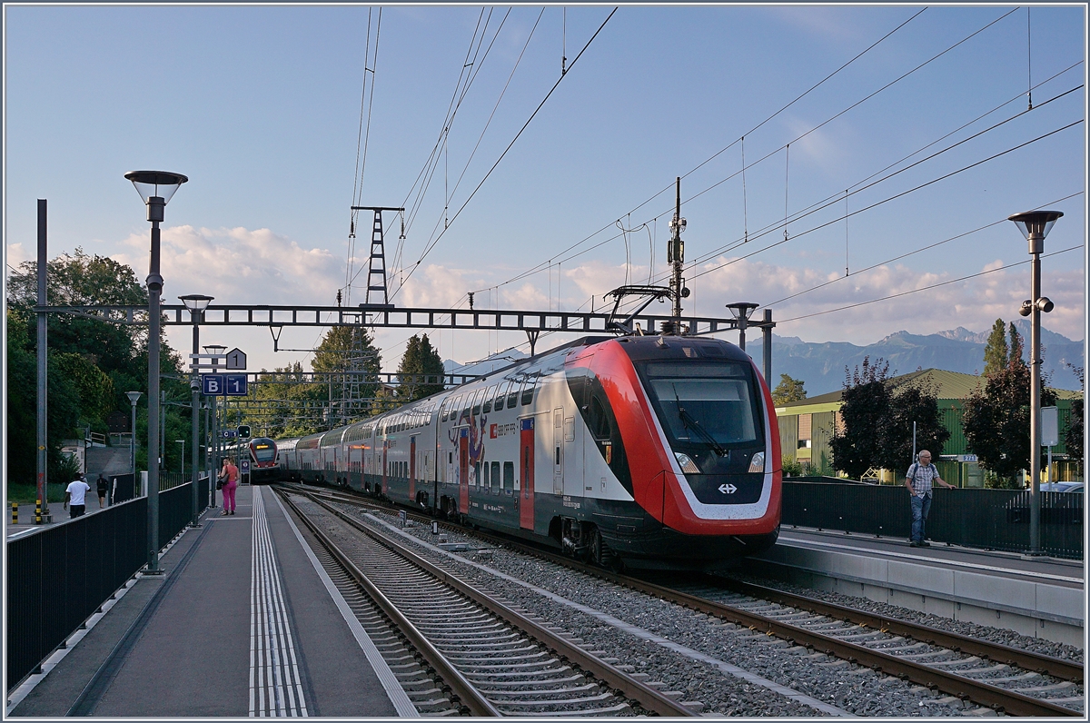 Die beiden SBB Twindexx RABe 502 212-9 und RABDe 502 010-3 (Ville de Genève) bei der Durchfahrt in La Conversion auf dem Wega nach Genève Aéroport. 

14. Juli 2020