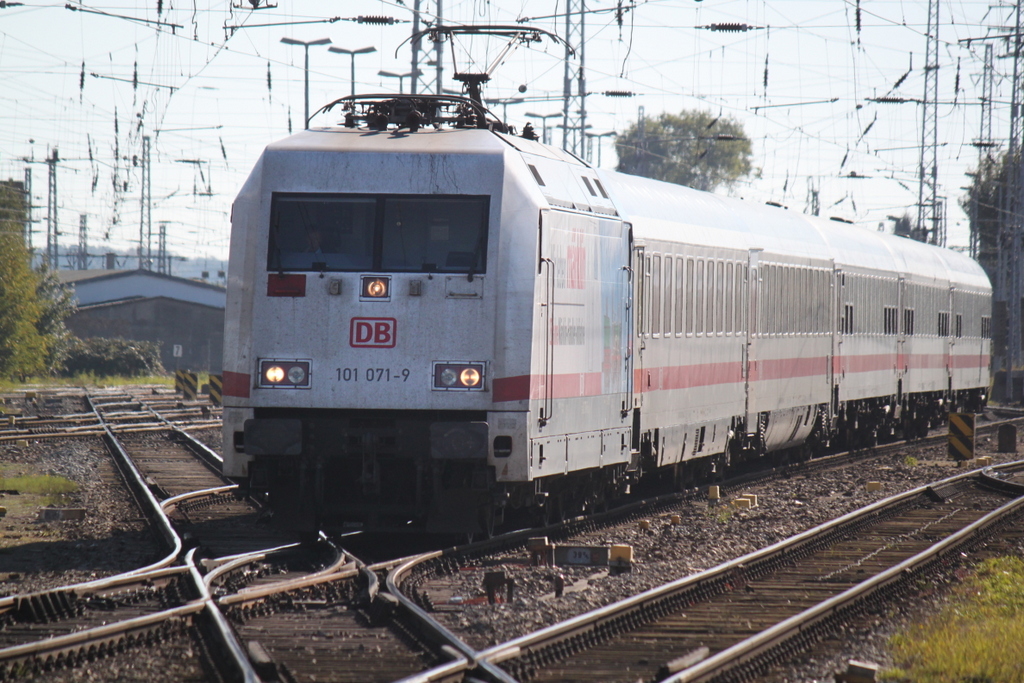 Die blau-wei�e M�rklin-Werbelok 101 071-9 mit IC 2238 von Leipzig Hbf nach Rostock Hbf bei der Einfahrt im Rostocker Hbf.11.10.2015