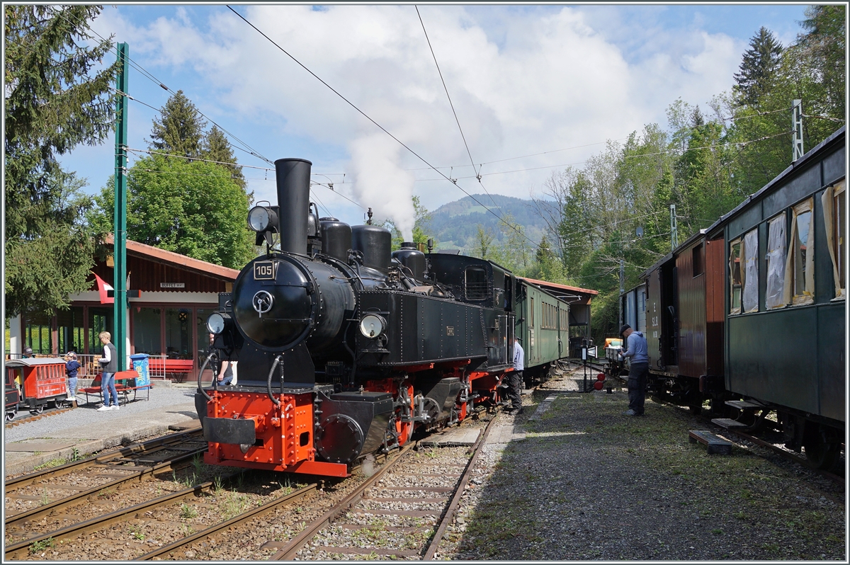 Die Blonay-Chamby Bahn G 2x 2/2 105 ist mit dem ersten Zug der Saison 2022 in Chaulin Musée eingetroffen.

7. Mai 2022