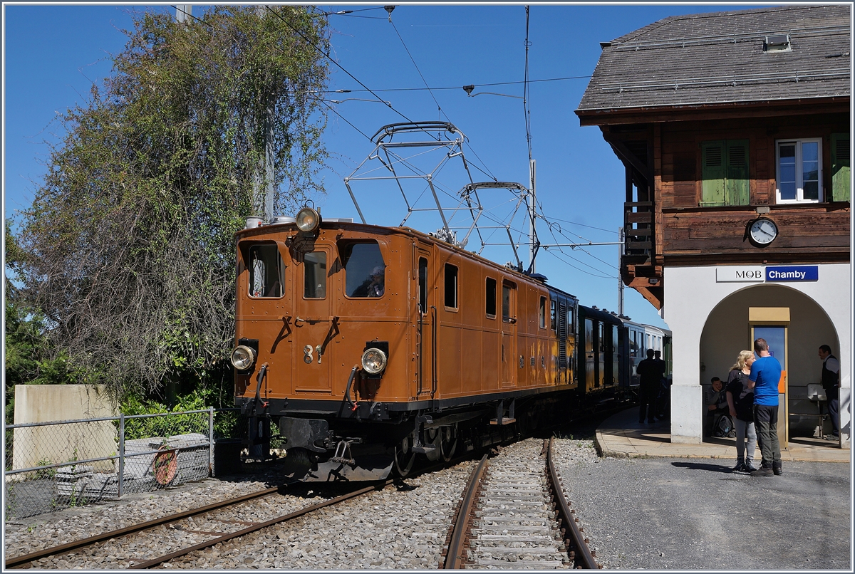 Die Blonay-Chamby Ge 4/4 81 wartet in Chamby auf die Weiterfahrt nach Chaulin.

8. Juni 2019