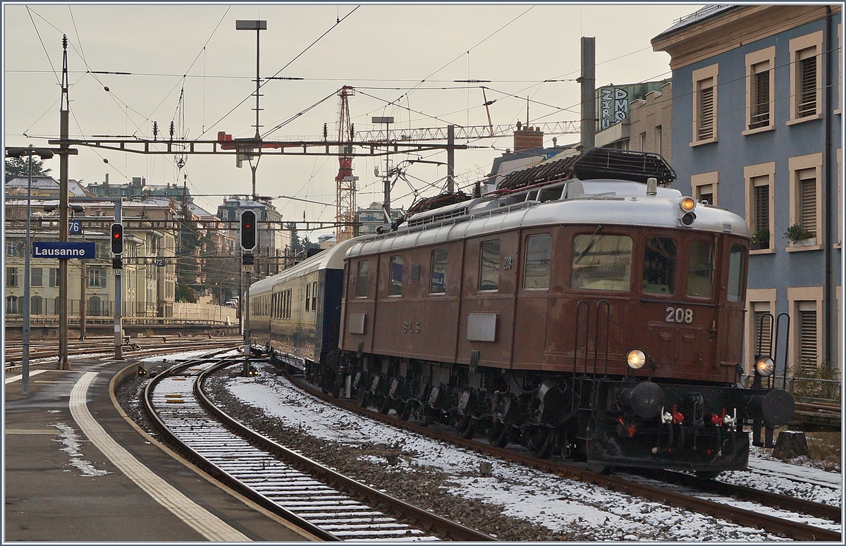 Die BLS Ae 6/8 208 erreicht mit ihrem Pullmann Weihnachts Express Lauanne.
2. Dez. 2017