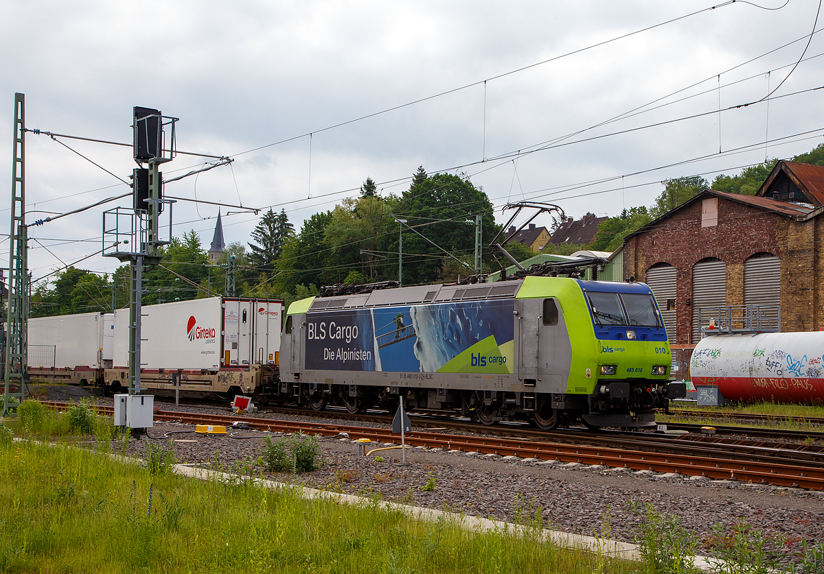 Die BLS Cargo 010, Re 485 010-3 (91 85 4485 010-3 CH-BLSC) fährt am 08.06.2021 mit einem KLV/CargoBeamer Alpinzug Domodossola- Kaldenkirchen, durch Betzdorf (Sieg) in Richtung Köln.

Die TRAXX F140 AC1 wurde 2003 von Bombardier in Kassel unter der Fabriknummer 33561 gebaut und an die BLS Cargo geliefert. Die Loks sind nur für die Schweiz und Deutschland zugelassen. 