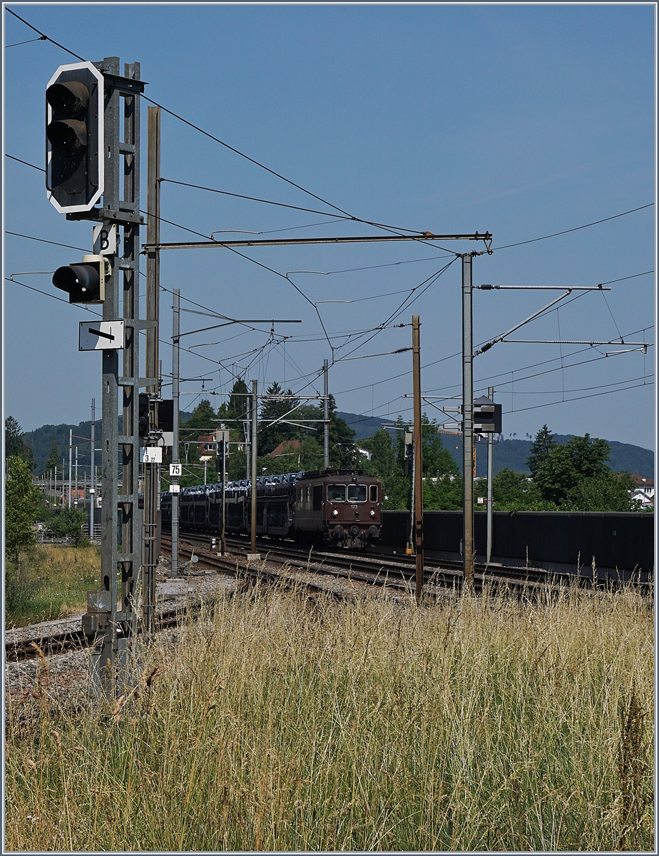 Die BLS Re 4/4 173 passiert bei Altmarkt das Ausfahrtsignal der WB.
22. Juni 2017 