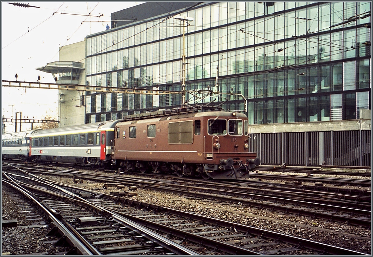 Die BLS Re 4/4 175 erreicht mit dem EC  Lötschberg  Bern. Am Schluss des Zuges ist der auf dem folgendne Bild zu sehende DB IR Bimz eingereiht. 

Analogbild vom Novmeber 2000
