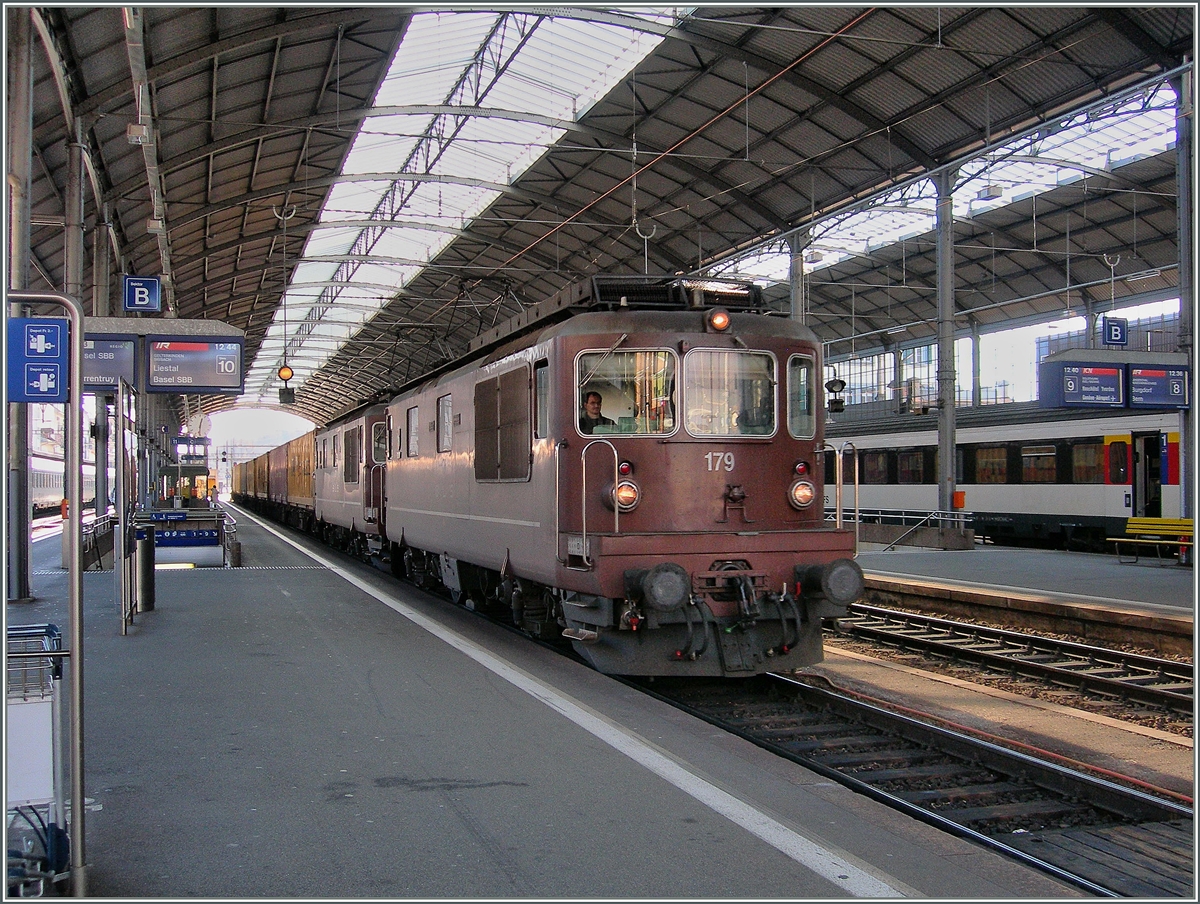 Die BLS Re 4/4 179 und eine Schwesterlok mit einem G�terzug in Olten.
22. Nov. 2006