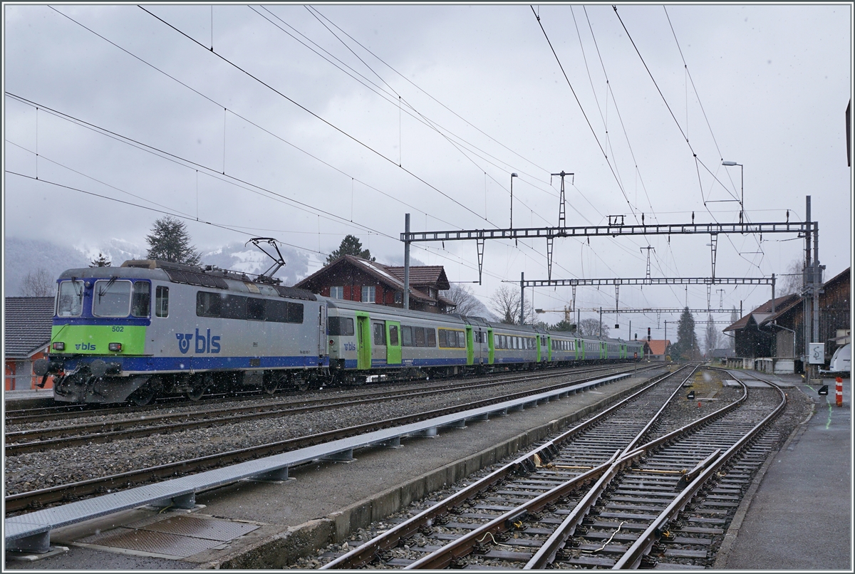 Die BLS Re 4/4 II 502 schiebt den BLS EW III RE von Zweisimmen nach Interlaken Ost durch den mittlerweile für Reisenden geschlossenen Bahnhof von Leissigen.

16. März 2021