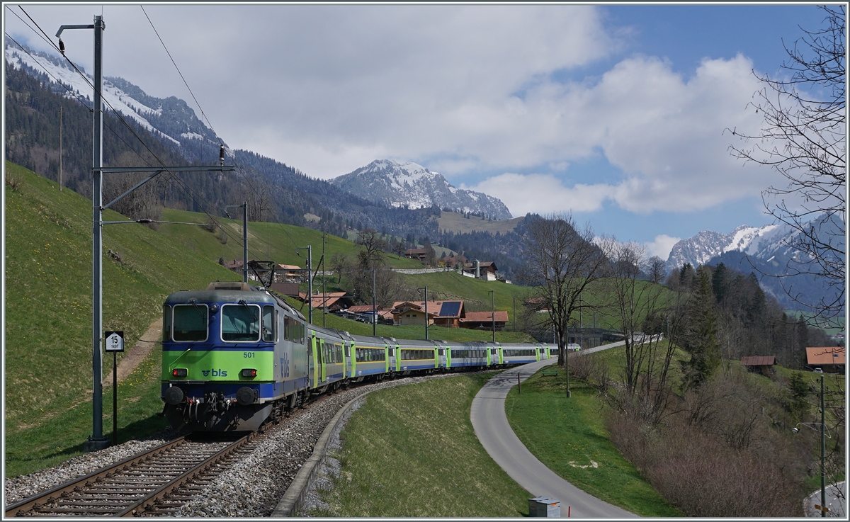 Die BLS Re 4/4 II 501 mit dem RE 4068 von Zweisimmen nach Interlaken Ost bei Enge im Simmental. 

14. April 2021 