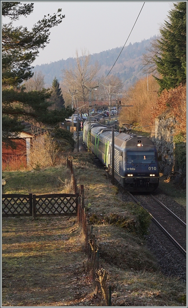 Die BLS Re 465 010-7 hat mir ihrem RE 3910 den Spitzkehr Bahnhof Chambrelien verlasen und fährt nun Lok voraus Richtung La Chaux de Fonds.
18. März 2016