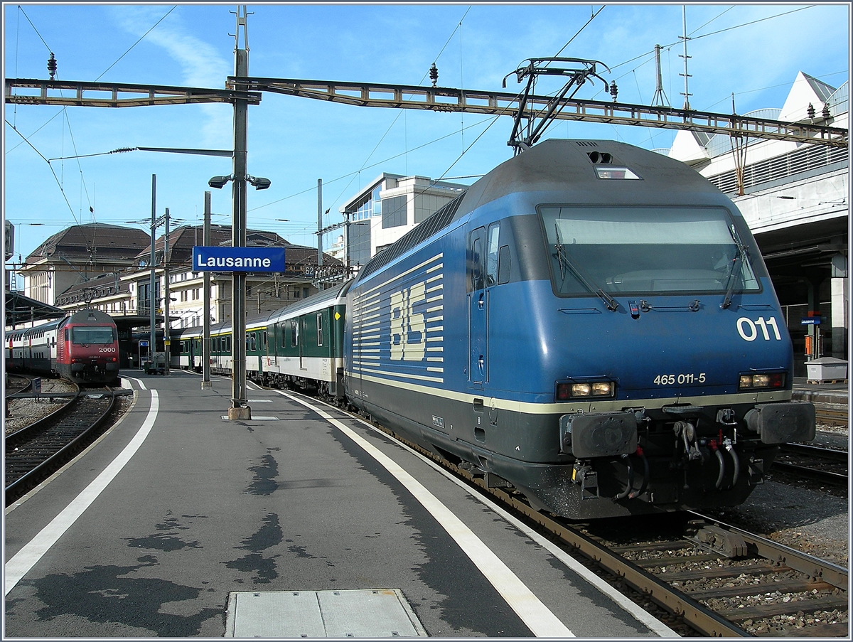 Die BLS Re 465 011-5 in Umlauf eines Walliser_IR beim Halt in Lausanne. ZU jender Zeit etwas ganz normals und heute  undenkbar . 
9. Feb. 2017