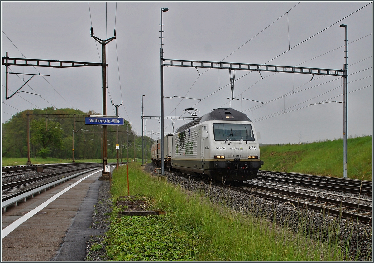 Die BLS Re 465 465 015 (UIC N°: 91 85 4465 015 6)  CAT'S EYE  hat ihr Ziel Vufflens la Ville erreicht.
28. April 2014