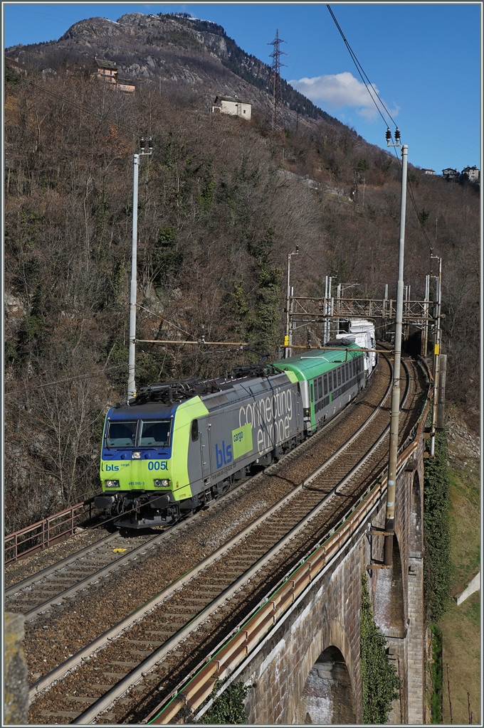 Die BLS Re 485 005-3 erreicht mit ihrer RoLa Pregila. 
19. Feb. 2016