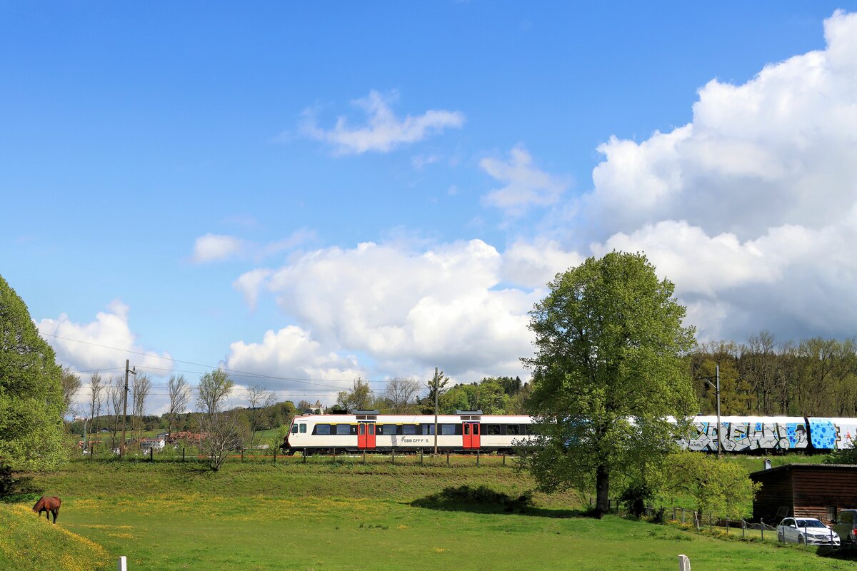 Die Broyetallinie: Dieses Bild wurde bewusst  schlecht  abgeschnitten, um dem an den Fahrzeugen dieser Strecke wütenden  Künstler  keine Plattform zu geben. Palézieux-Village, 20.Mai 2021 
