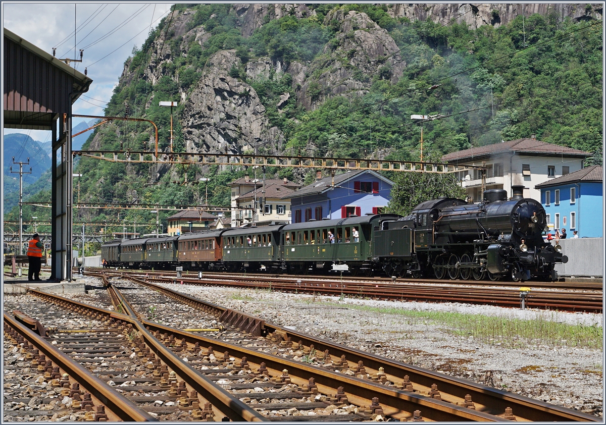 Die C 5/6 2978 hat mit ihrem SRF Dampfextrazug den Bahnhof Bodio erreicht und wartet nun auf die ETCS Vorspannlok.
28. Juli 2016