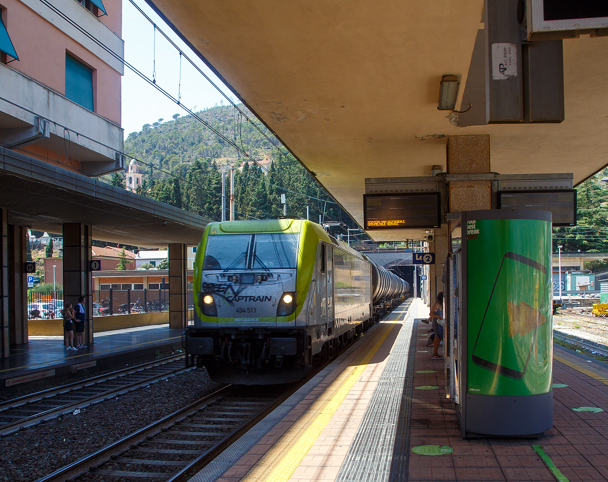 Die CAPTRAIN 494 511, eine Bombardier TRAXX F140 DC3 LM (mit Last-Mile-Modul), fhrt am 22.07.2022 mit einem Kesselwagenzug durch den Bahnhof Levanto in Richtung La Spezia.